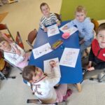 Dzieci tworzą pracę plastyczną