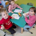 Dzieci tworzą pracę plastyczną