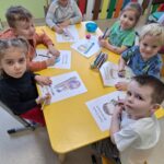 Dzieci tworzą pracę plastyczną