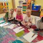 Dzieci układają kredki według wielkości