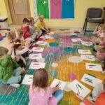 Zabawy dywanowe z kredkami