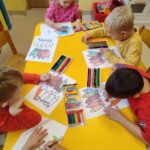 Dzieci wykonują prace plastyczną