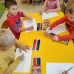 Dzieci wykonują prace plastyczną