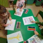 Dzieci wykonują prace plastyczną