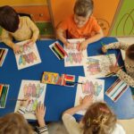 Dzieci wykonują prace plastyczną