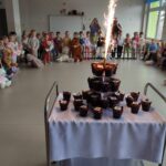 Wspólne odśpiewanie "Sto lat" Pluszowemu Misiowi