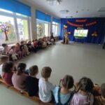 Dzieci oglądają film edukacyjny pełen ciekawostek nt. Międzynarodowego Dnia Pluszowego Misia