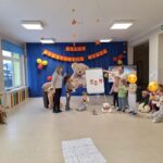 Dzieci uczestniczą w konkurencji "Misiowe układanki"