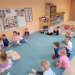 Dzieci z grupy Krasnoludki z zaciekawieniem słuchają o swoich prawach