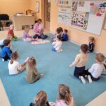 Dzieci z grupy Krasnoludki z zaciekawieniem słuchają o swoich prawach demonstrowanych przy pomocy obrazków