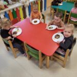 Dzieci prezentują samodzielnie przygotowaną przekąskę w formie "jadalnego misia"