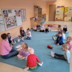 Dzieci z grupy Krasnoludki z zaciekawieniem słuchają o swoich prawach demonstrowanych przy pomocy obrazków