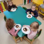 Dzieci prezentują samodzielnie przygotowaną przekąskę w formie "jadalnego misia"