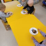 Dzieci prezentują samodzielnie przygotowaną przekąskę w formie "jadalnego misia"