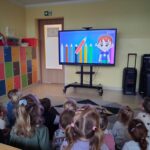Dzieci oglądają bajkę edukacyjną o kredkach
