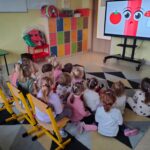 Dzieci oglądają bajkę edukacyjną o kredkach