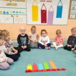 Dzieci układają kredki według wielkości