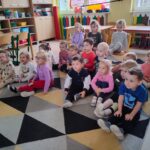Dzieci oglądają bajkę edukacyjną o kredkach