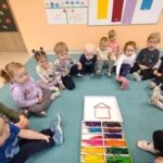 Dzieci układają z kredek różne kształty