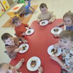 Dzieci prezentują samodzielnie przygotowaną przekąskę w formie "jadalnego misia"