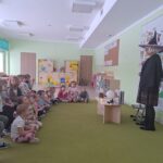 Dzieci z zaciekawieniem słuchają Pani Asi opowiadającej o Andrzejkowych tradycjach