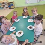 Dzieci prezentują samodzielnie przygotowaną przekąskę w formie "jadalnego misia"