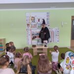 Pani Asia wprowadza dzieci w magiczny świat wróżb