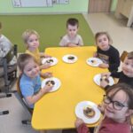 Dzieci prezentują samodzielnie przygotowaną przekąskę w formie "jadalnego misia"