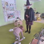 Dzieci podczas popularnej wróżby "wyścig butów"