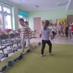 Dzieci w trakcie popularnej wróżby "wyścig butów"