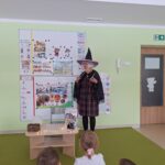 Pani Asia wprowadza dzieci w magiczny świat wróżb