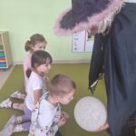 Dzieci podczas wróżenia z kuli