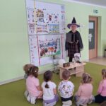 Pani Asia przedstawia dzieciom kolejną wróżbę