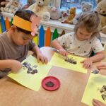 Pszczółki wykonują pracę plastyczną