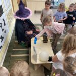 Dzieci podczas wróżby pt. "przyszłość ukryta pod kubkiem"