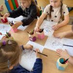 Pszczółki podczas kolorowania andrzejkowych obrazków