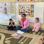 Dzieci przypominają sobie swoje prawa przy pomocy obrazków