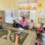 Dzieci z grupy Pszczółki przypominają sobie swoje prawa przy pomocy obrazków