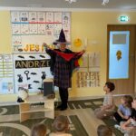 Pani Asia podczas opowiadania dzieciom o jednej z andrzejkowych wróżb