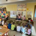 Dzieci z grupy Pszczółki przypominają sobie swoje prawa przy pomocy obrazków