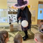 Dzieci podczas wróżenia z kuli