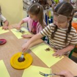 Pszczółki wykonują pracę plastyczną