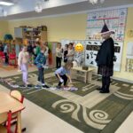 Dzieci w trakcie popularnej wróżby "wyścig butów"