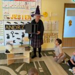 Pani Asia przedstawia dzieciom kolejną wróżbę