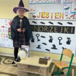 Pani Asia wprowadza dzieci z grupy Pszczółki w magiczny świat wróżb