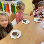 Dzieci prezentują samodzielnie przygotowaną przekąskę w formie "jadalnego misia"