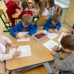 Dzieci tworzą pracę plastyczną