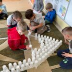 Dzieci układają kompozycje z kubeczków