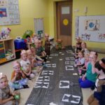 Grupa Słoneczka przygotowują się do zabawy sensorycznej
