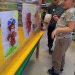 Dzieci z grupy Słoneczka w trakcie zabawy sensorycznej farbami